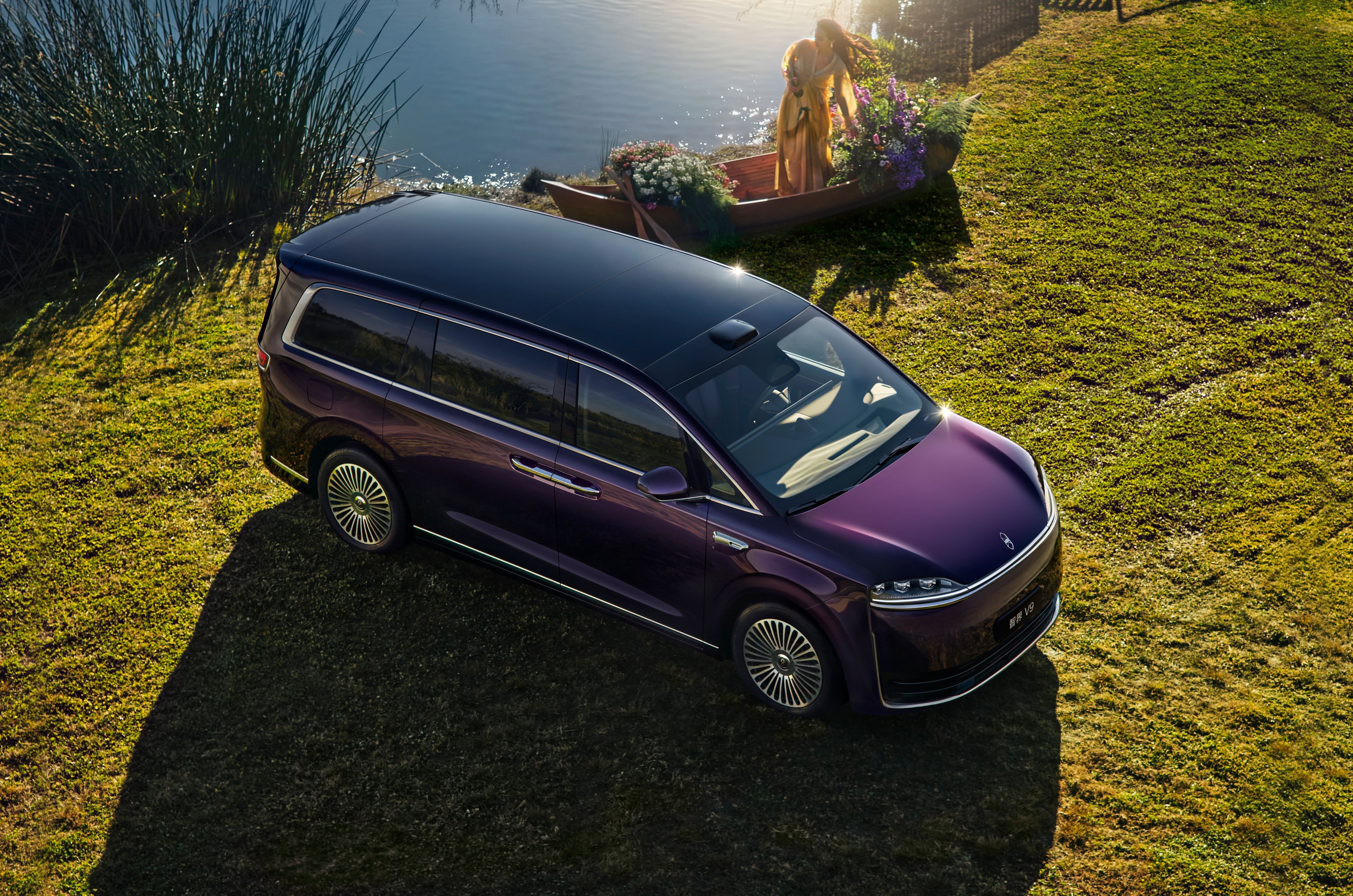 智界V9预售1小时订单突破12500台鸿蒙智行首款旗舰MPV智界V9今日正式开启