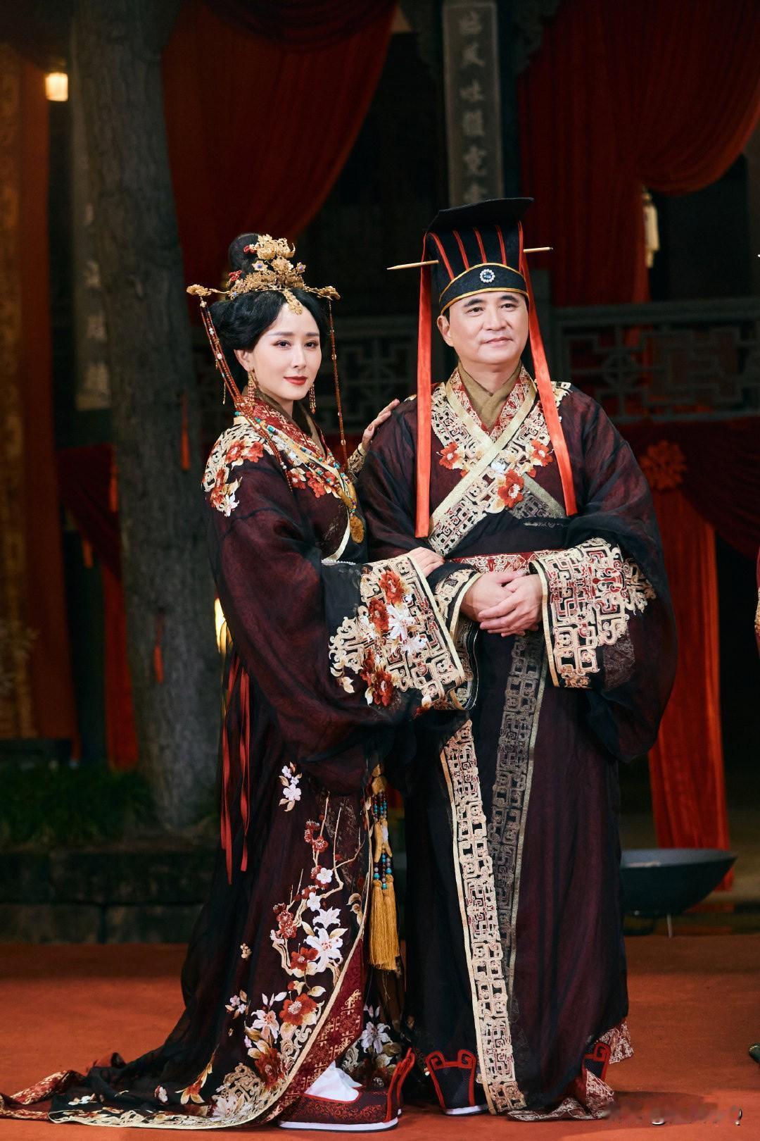 胡静真不愧是天选古装美人啊，这四队妻旅夫妻中，胡静的新娘装是最大气最好看的，其次