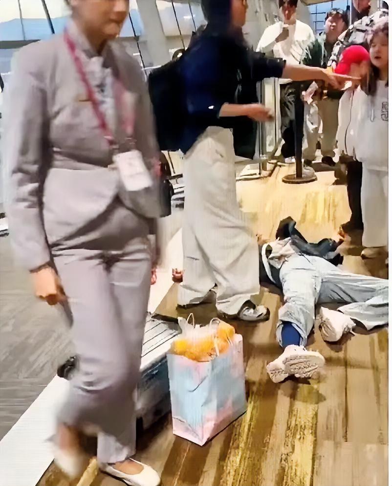 昆明机场撒泼闹剧！行李超标拒缴费，先动手还装晕。就在2026年的4月11日