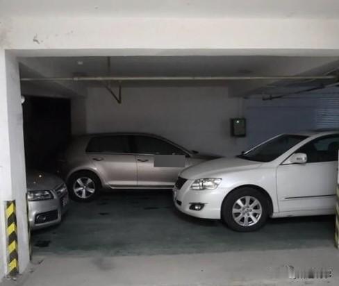 恶人还得恶人制，大连男子违规停车挡人家车库门口，还多次不接电话，女车主着急出门，