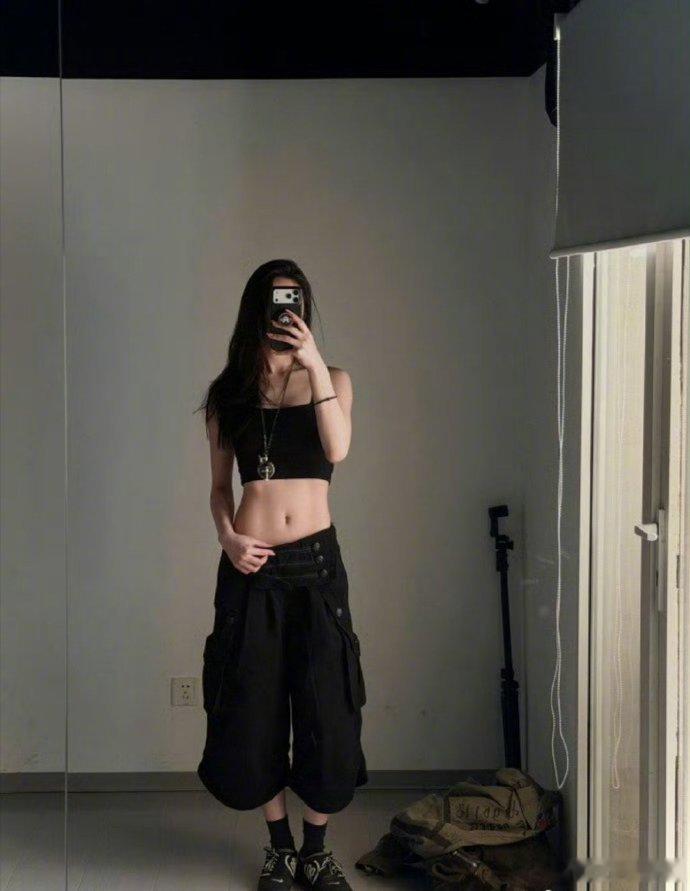 向涵之腹肌马甲线-------原相机生图杀伤力拉满向涵之清晰利落的马甲线意外出