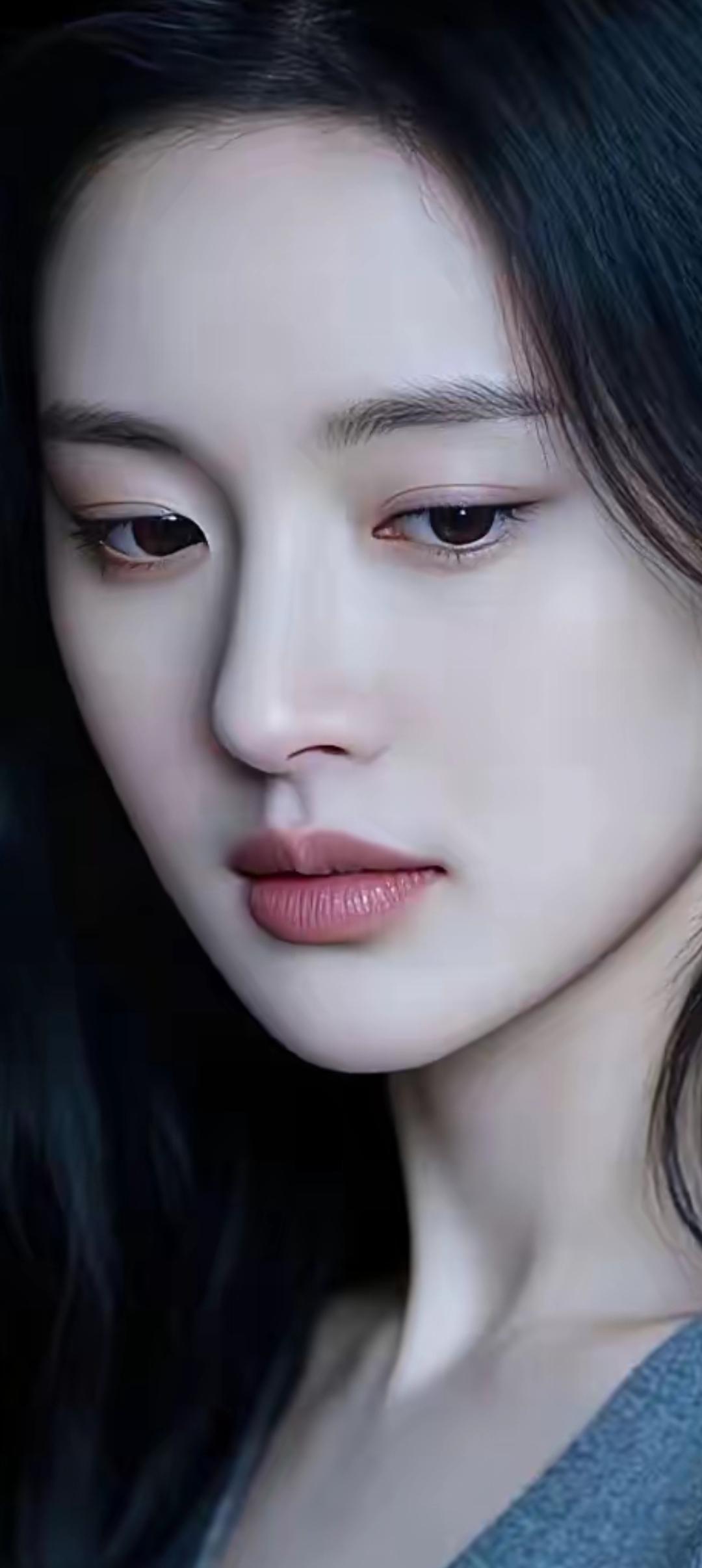 沉静的少女，黑发如瀑，红唇轻启，眼神中藏着无尽的故事。