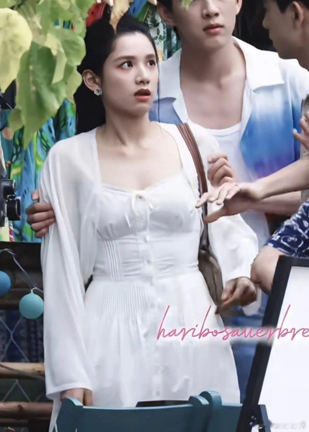 张婧仪真的不打算减减肥吗，感觉衣服都要撑开了￼张婧仪泳装路透​​​张婧仪