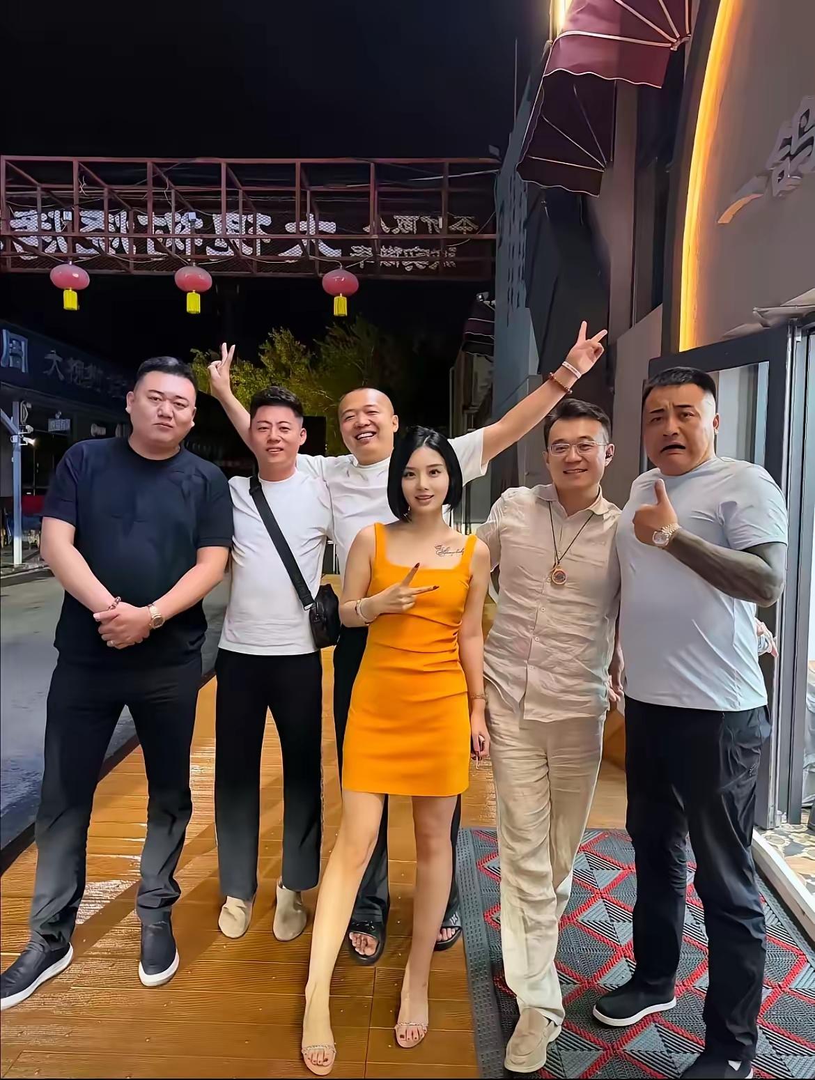 网红刘娇娇酒局的视频引发不少讨论，六瓶啤酒从容应对、合影稳居C位，看似被一众大哥