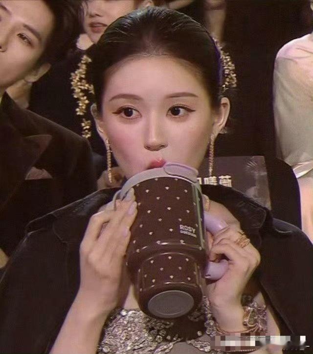 好绝的错位！还以为赵露思做了刘亦菲同款满天星发型，仔细一看原来是汪苏泷衣服上的花
