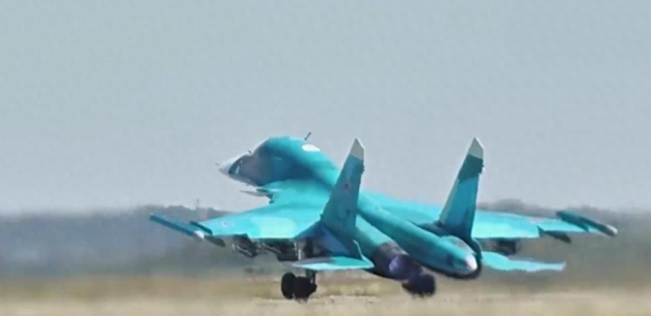 苏-34被F-16击落了！俄军立刻反击，两枚导弹灭了乌军一个训练营凌晨四点，天