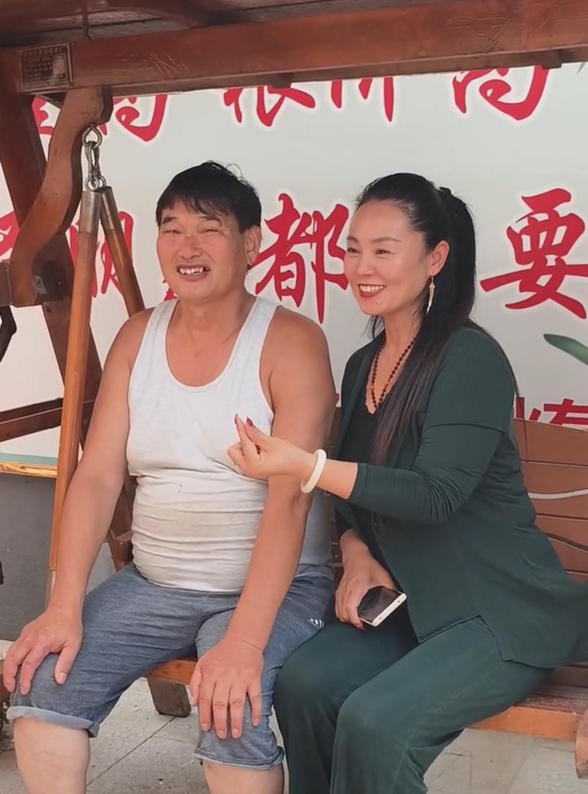 大衣哥朱之文作为公众人物，太不修边幅了，他侄子朱善阔天天拍他，就不能提醒他三叔一