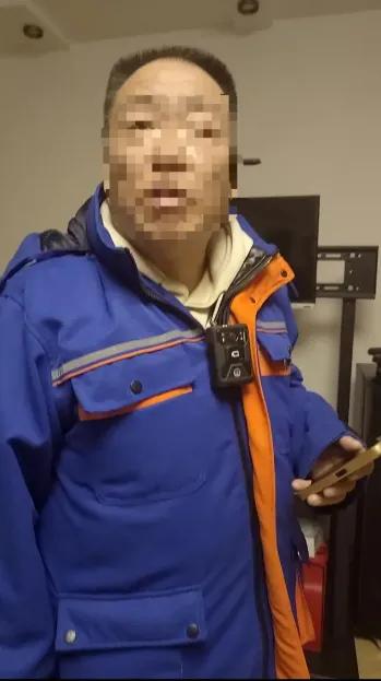 大中午四五个人闯进门，不穿工服，不亮证件，测温专挑太阳晒透的阳面房间，阴面冷得像