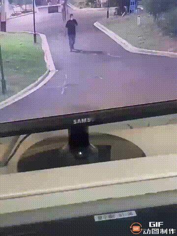 一名女子在小区玩平衡车时，本来非常顺利的她，突然摔了一跤，导致脚骨折了，她认为是