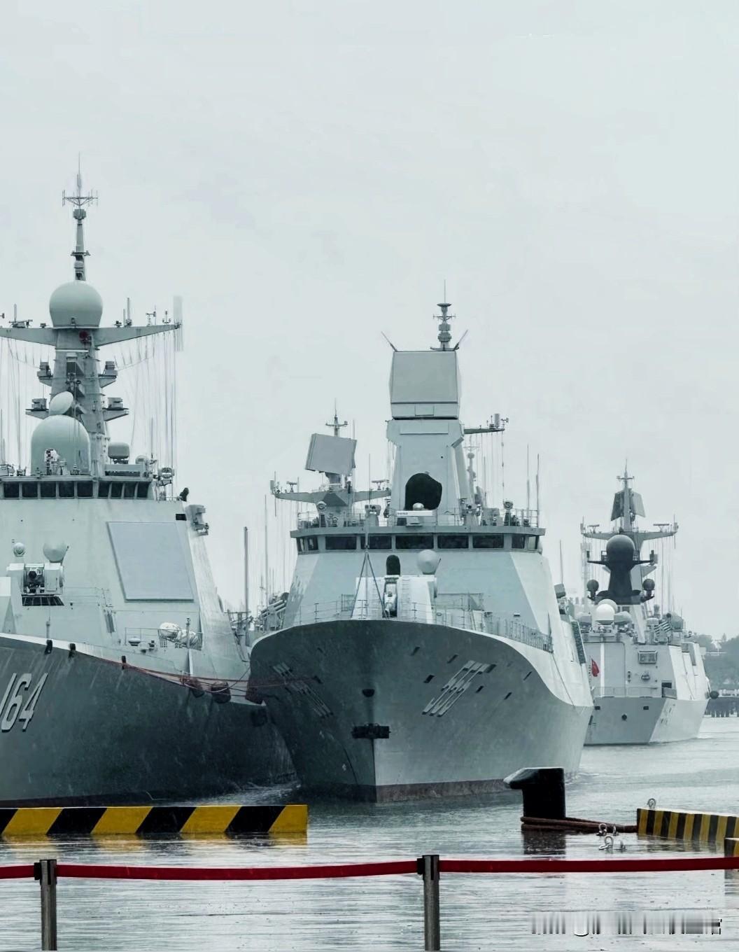 054B采用长艏楼、高干舷、明显外飘，舰首饱满宽阔，视觉上与052D舰首接