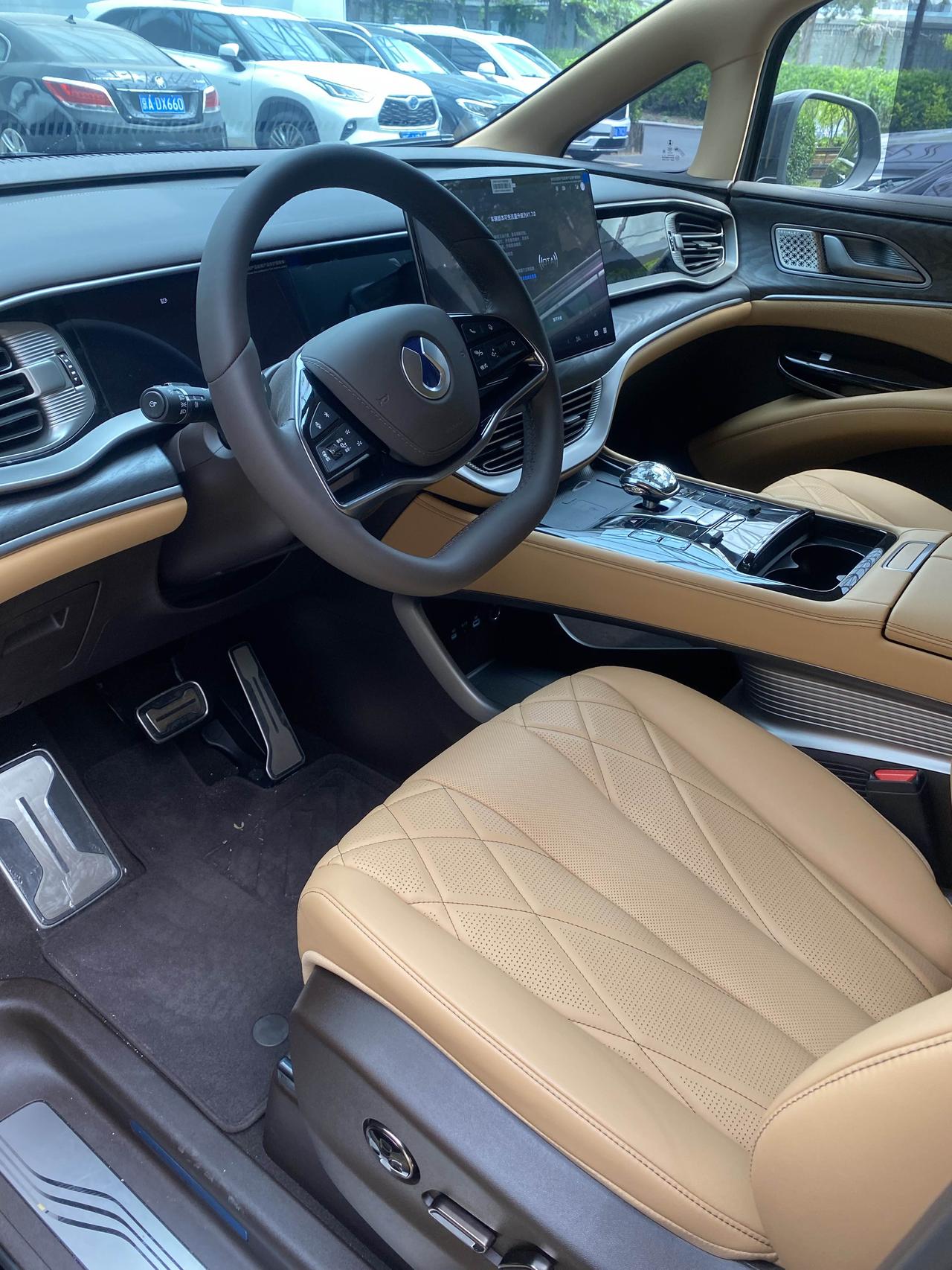 我真是服了，今天提了一款车，比亚迪腾势纯电D9，让我没想到的是后备箱居然没有千斤