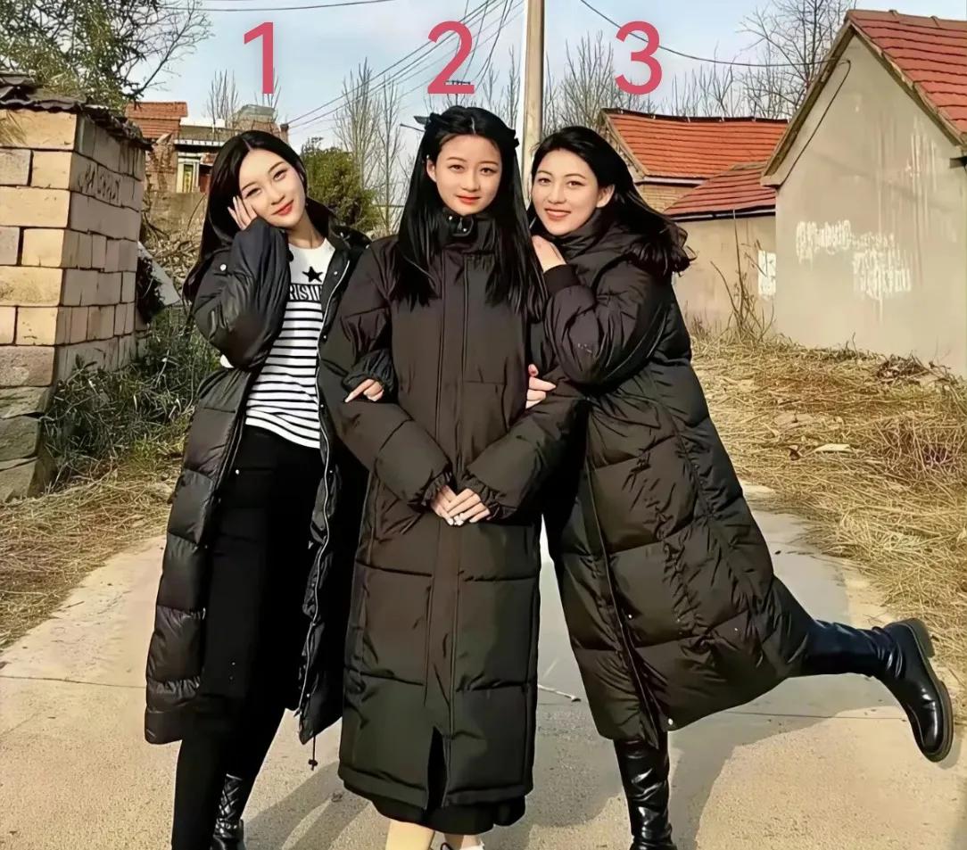 三姐妹站在一起，第一眼好多人都分不清楚，1、2、3号，哪个才是最小的妹妹？眼神不