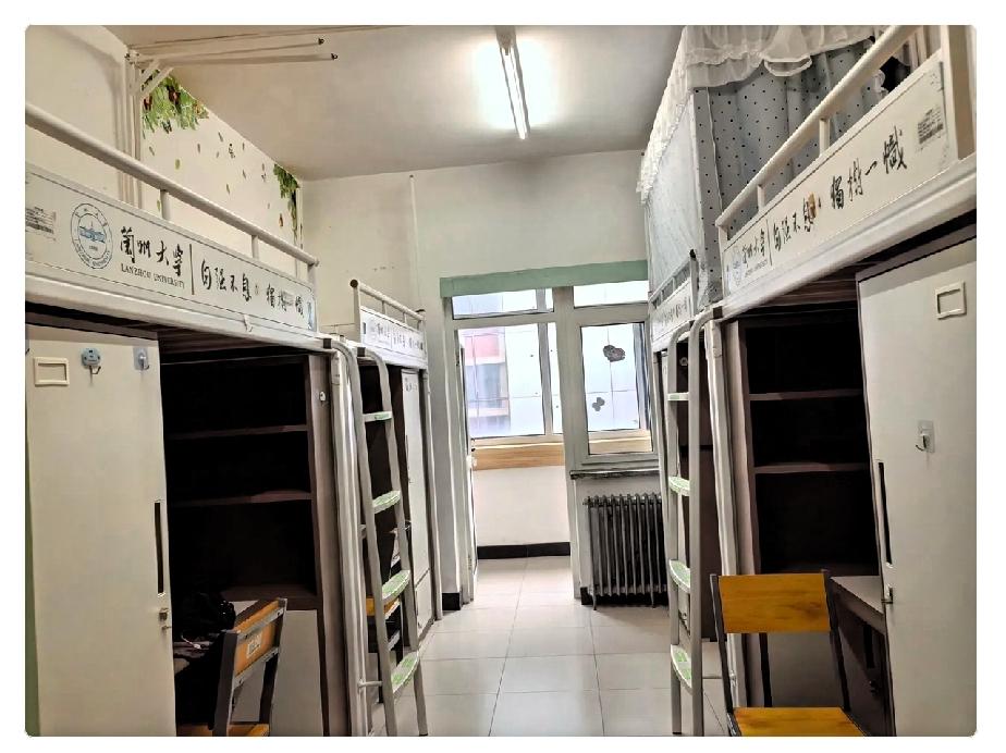 2026年8月28日，陪孩子到兰州大学报到已经第三天了。陪孩子报完到，领上学生