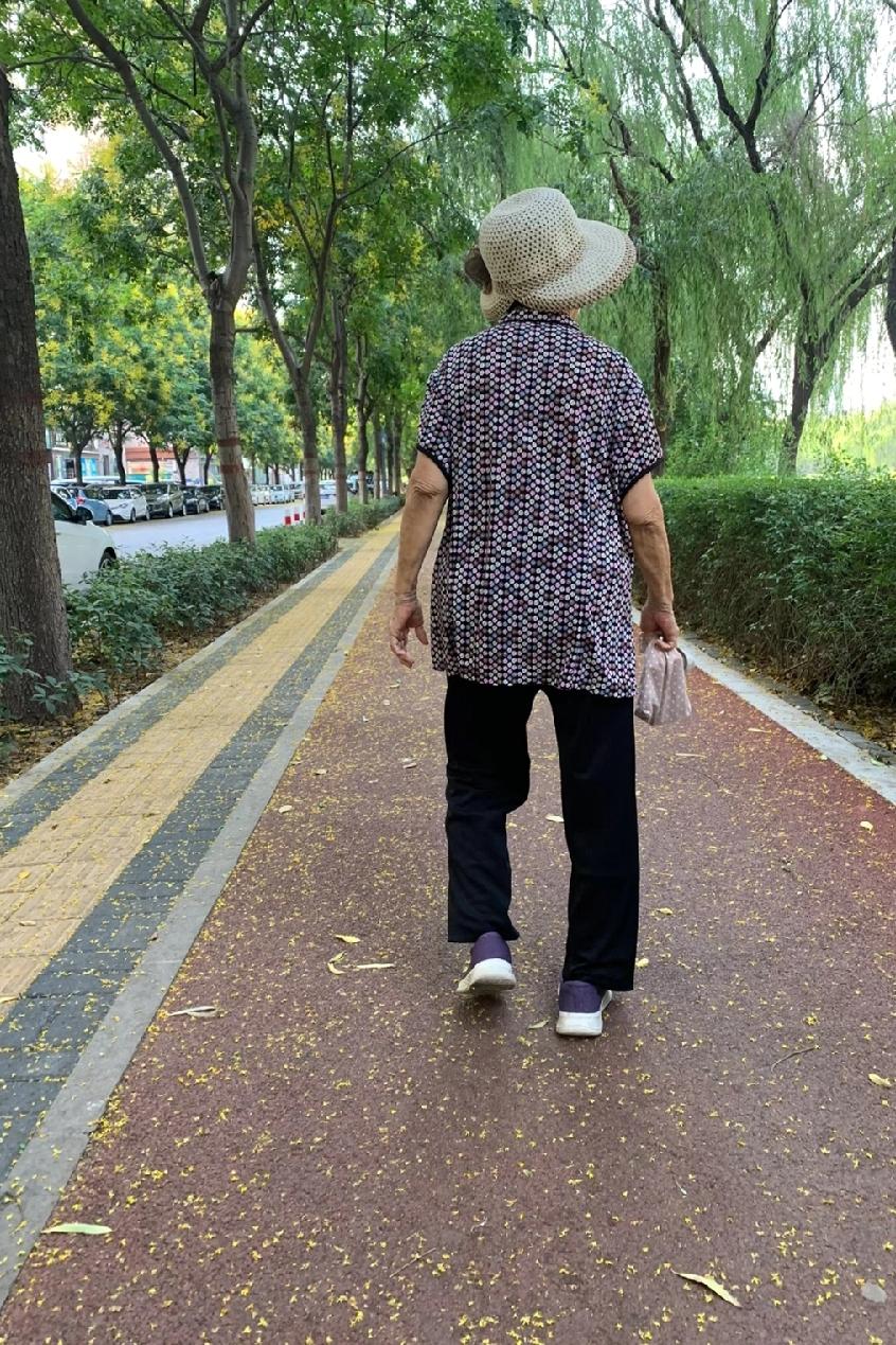 我妈，一个接近文盲的老太太，把人情世故玩的太明白了。我妈来城里我家住了一个月，