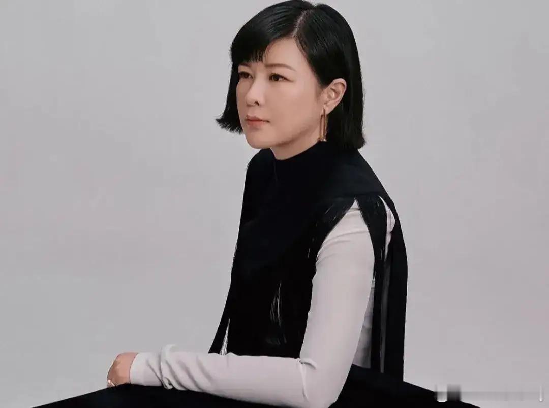杜华算不算透露娱乐圈内幕了近日，乐华娱乐公司创始人杜华解释说：艺人王怡人出道六
