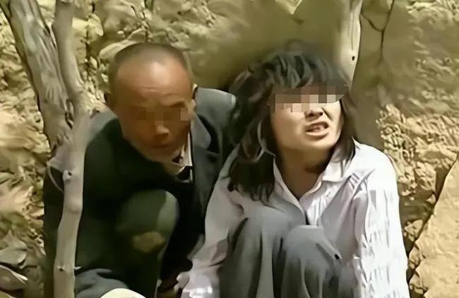 甘肃合水，61岁大爷开车出门，36岁女子搭乘大爷顺风车回家，两人交谈中，大爷发现