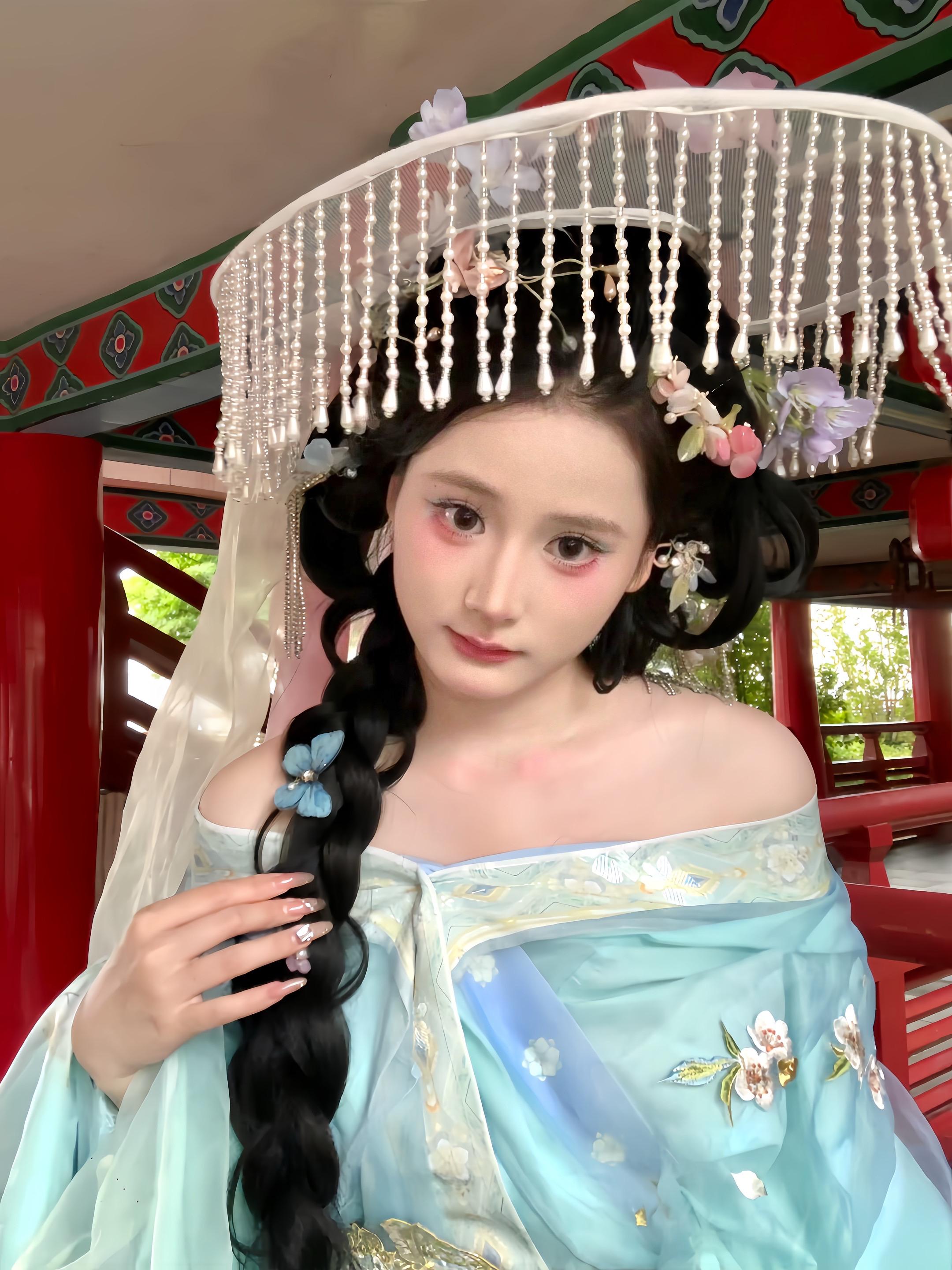 “落霞与孤鹜齐飞，秋水共长天一色”