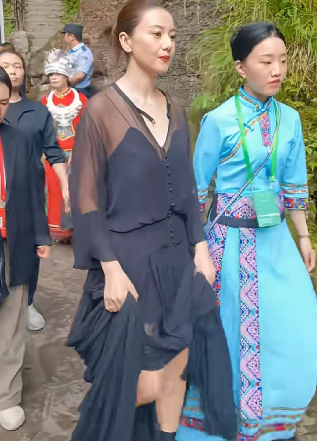 网友随手拍的高圆圆，并赞她本人比电视上美十倍。评论区里却有人感叹“美人也抵不过