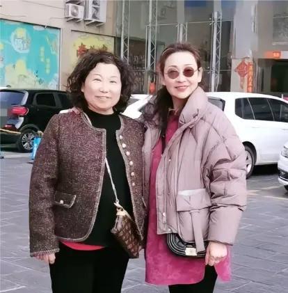 大红唇终于和杜大娘合体了！今天大红唇晒出与大娘的合影，并且给大娘打气：你是