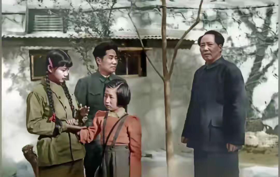 毛岸英他是毛泽东的儿子。照片中毛主席和长子毛岸英儿媳刘思齐还有小女儿李讷一起合