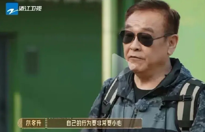 尔冬升问无限超越班学员，没住宿舍的站出来。结果，除了老艺人陈志朋和许绍洋住宿舍，
