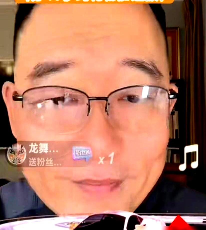 一晚上直播赚的钱，比一个相声小剧场一个月的票房还多。德云社的郑好，靠直播成了