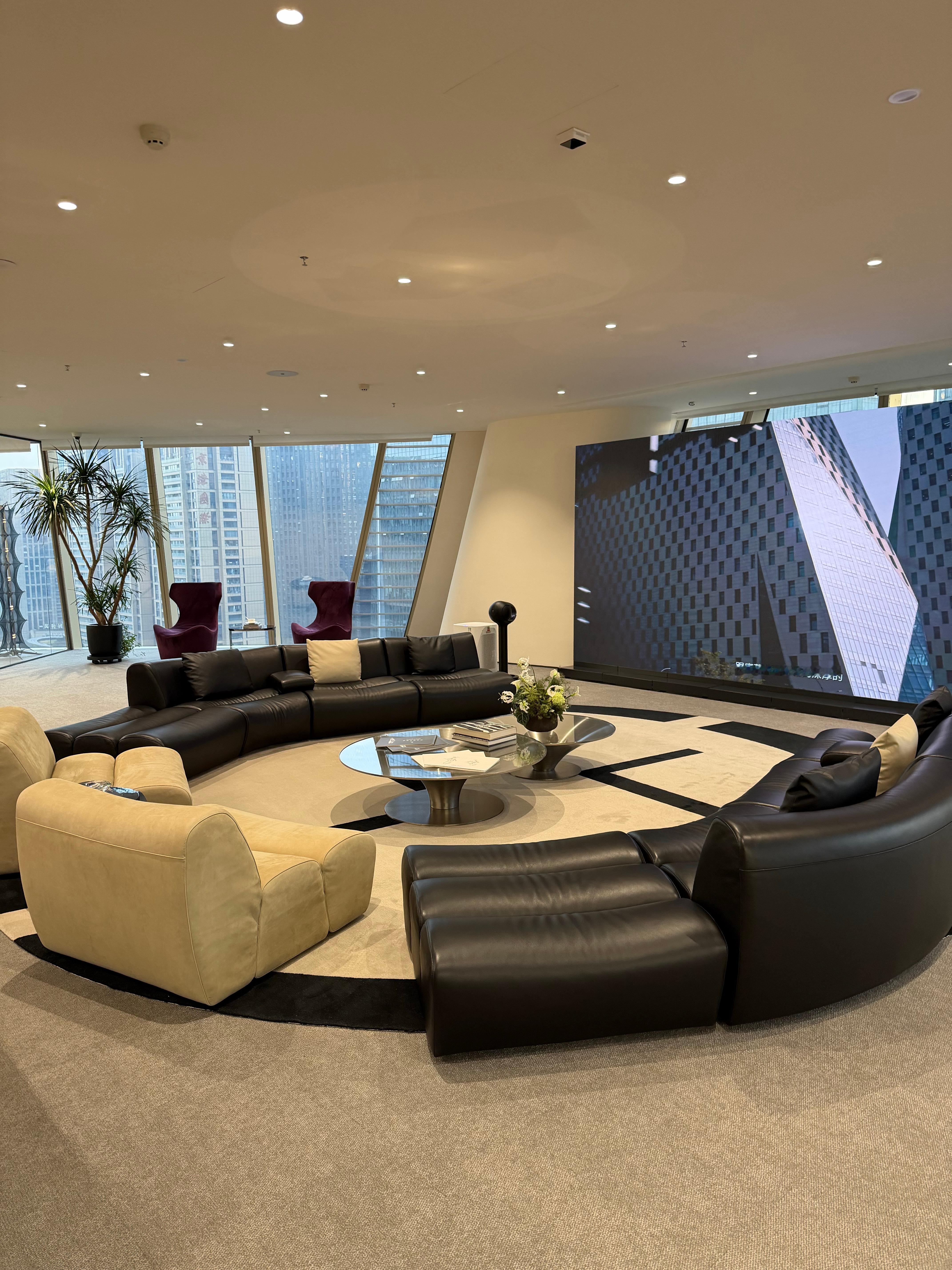 今天来杭州极氪大厦来看办公室了确实不错一年租金7位数你们说租不租跟姚老板混一