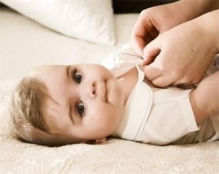 孩子冬天穿多了衣服会感冒? 怎样判断宝宝冷还是热?