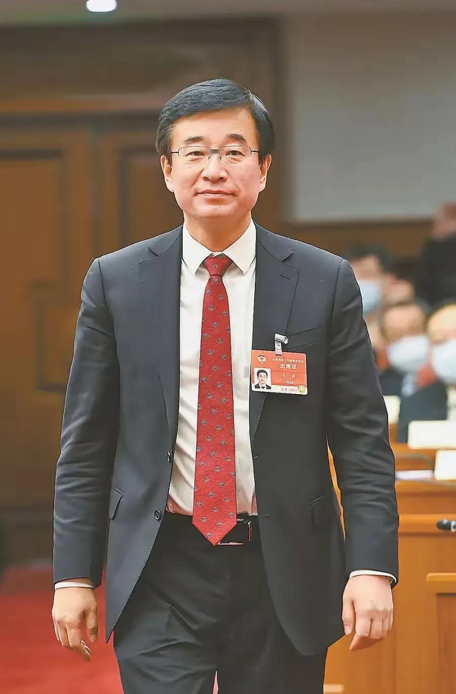 几年后，想起初见董小姐的那个遥远的下午，王校长后悔不迭、痛不欲生。他不断撕扯自