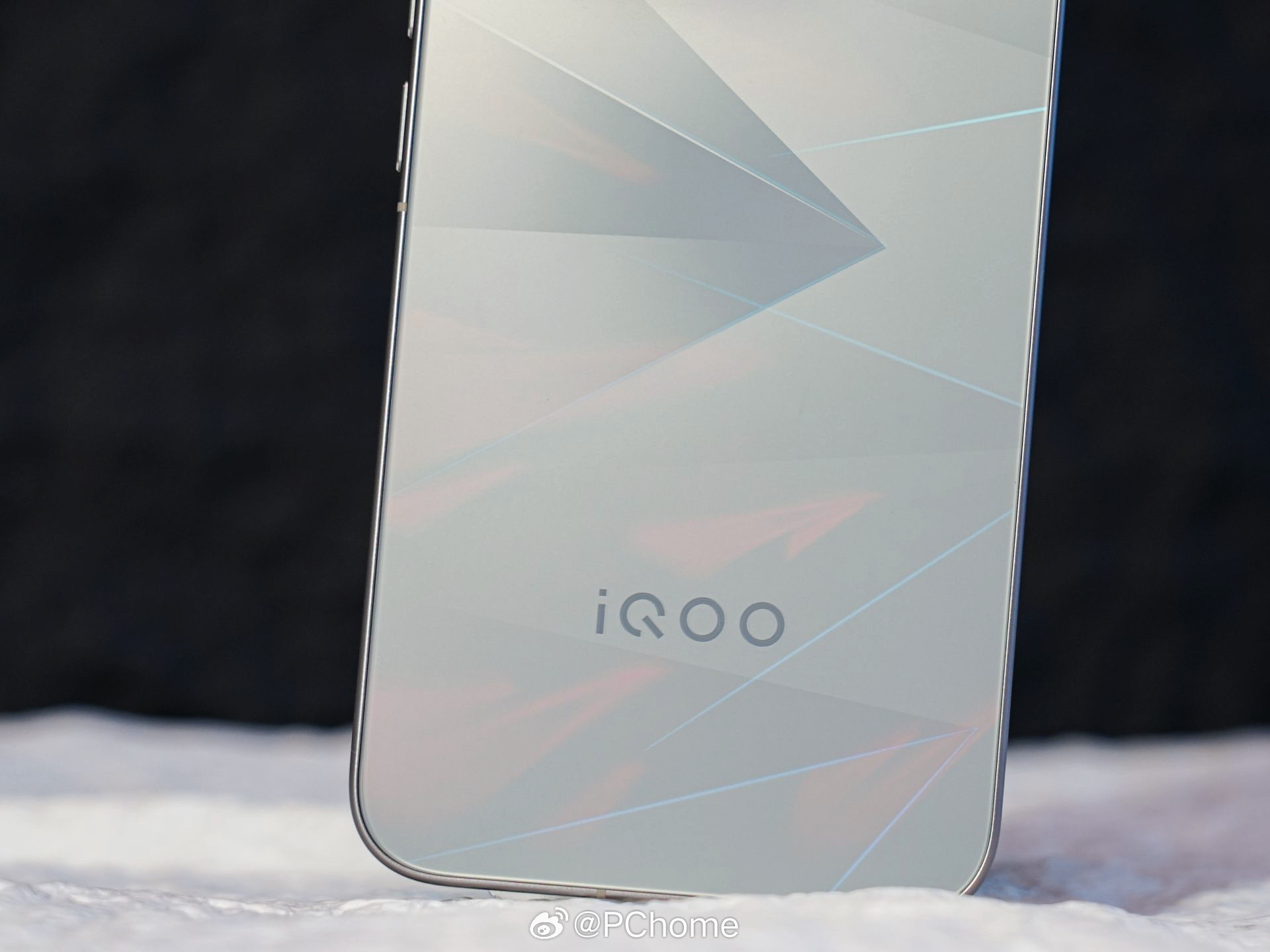 【iQOO16“逐光”图赏：红色悬浮图案，科技未来感跃然眼前】行业独家激光全息成像，“逐光”红色图案