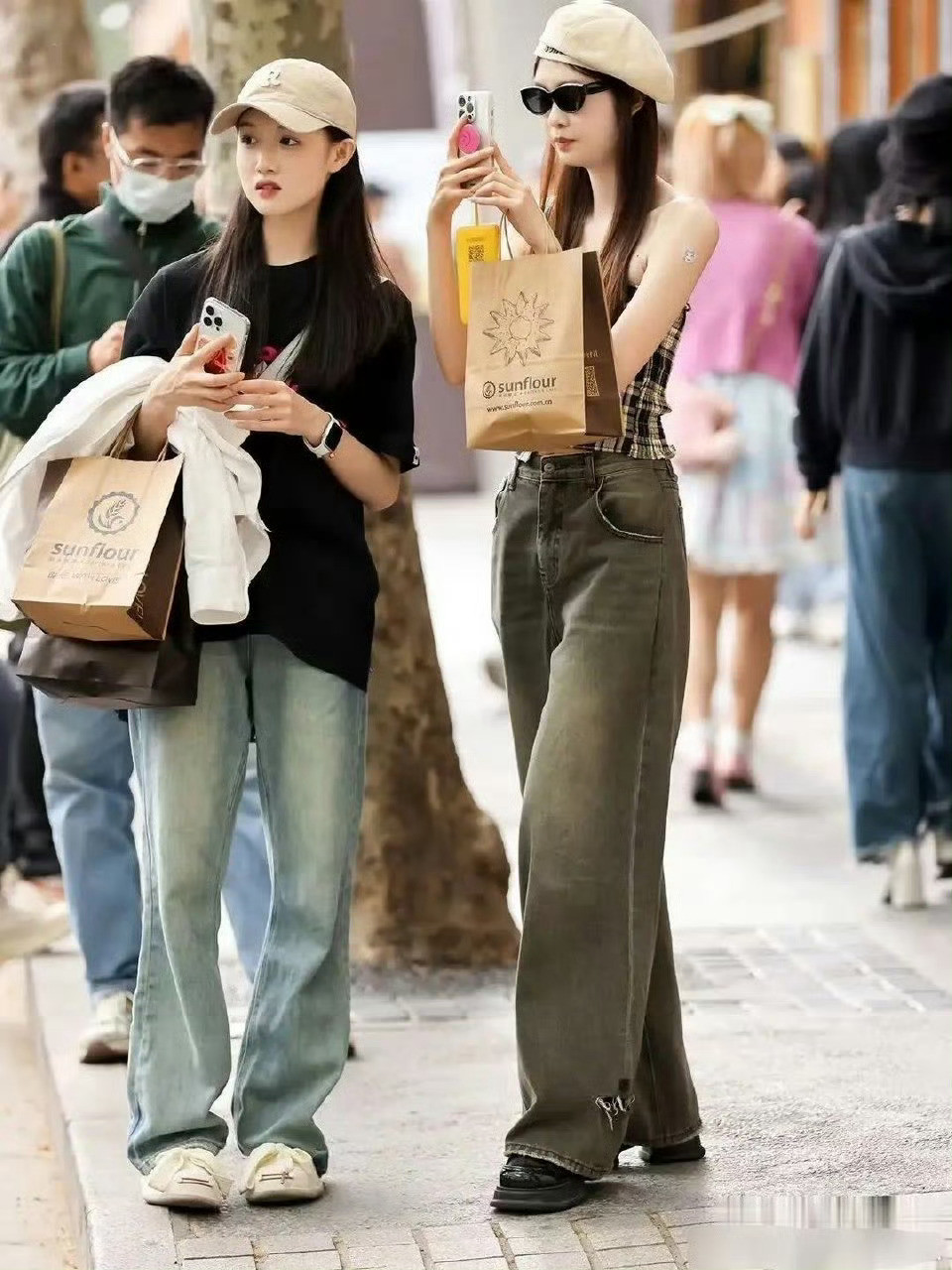 牛仔裤下面，尽量少配运动鞋？看上海女生就知道，回头率超高