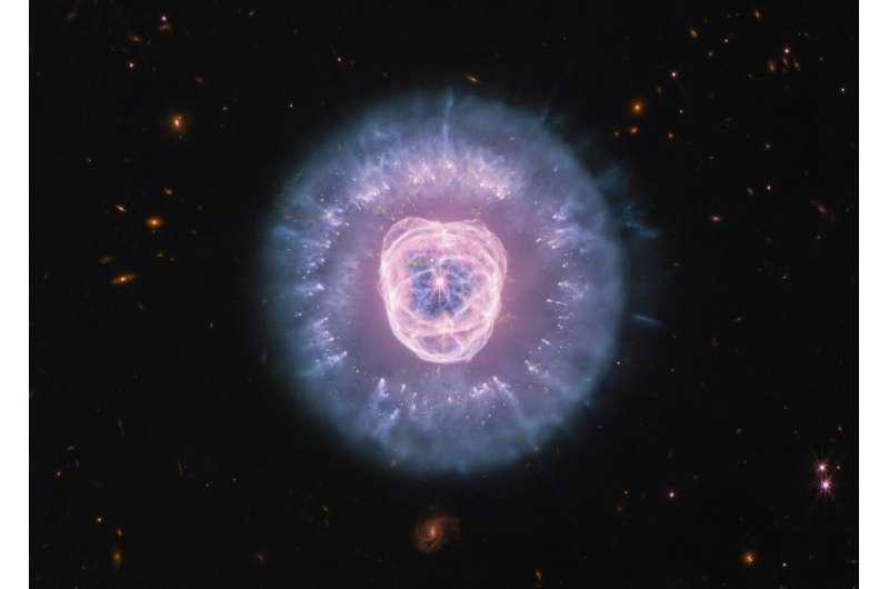 詹姆斯·韦布望远镜拍到了一头“太空狮子”——但它其实正在死亡。抬头看这张图，