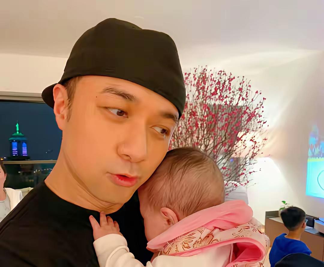 古巨基真是人生赢家，老来又得一子，48岁那年，古巨基迎来人生第一个孩子，妻子陈