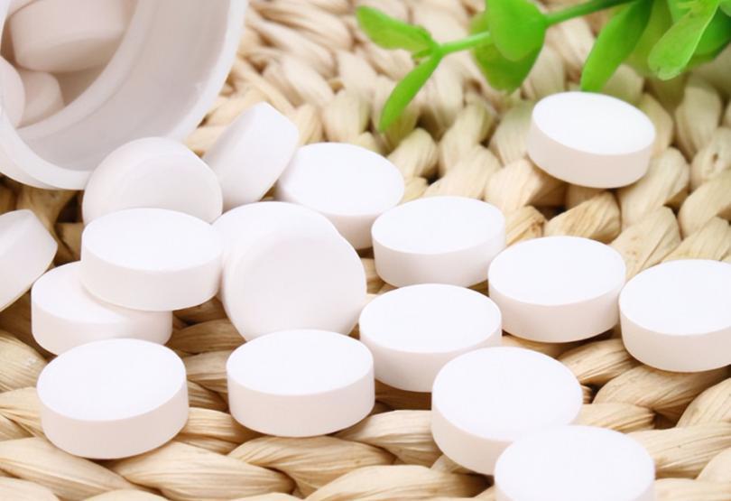 早上吃钙片和晚上吃钙片区别大,医生叮嘱：吃钙片要牢记4个准则！钙片家家必不可