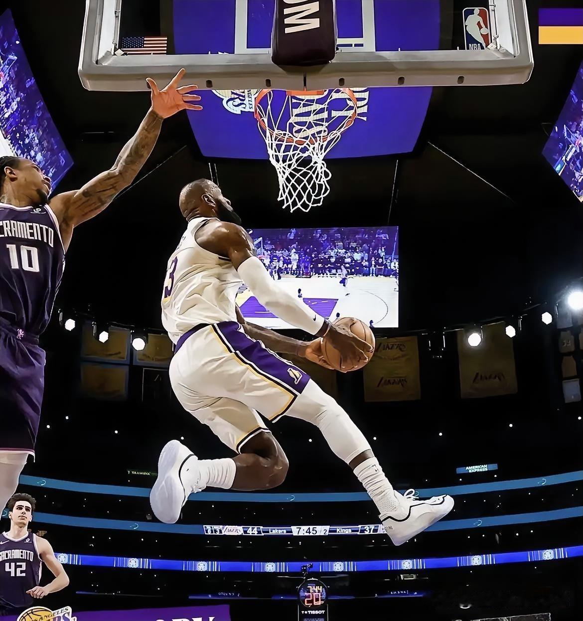 明天詹姆斯会给自己“送”上什么样的礼物？明日11点半(北京时间)湖人主场迎战