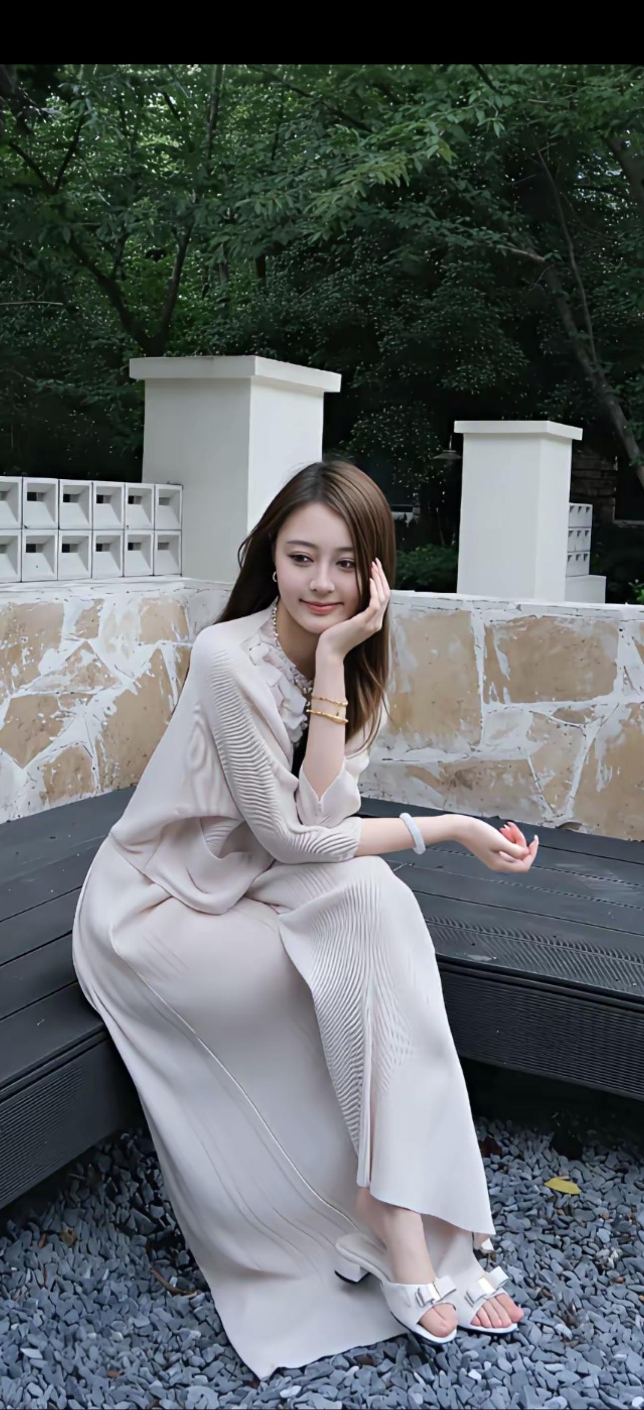 静坐花阴下，轻抚玉簪间。