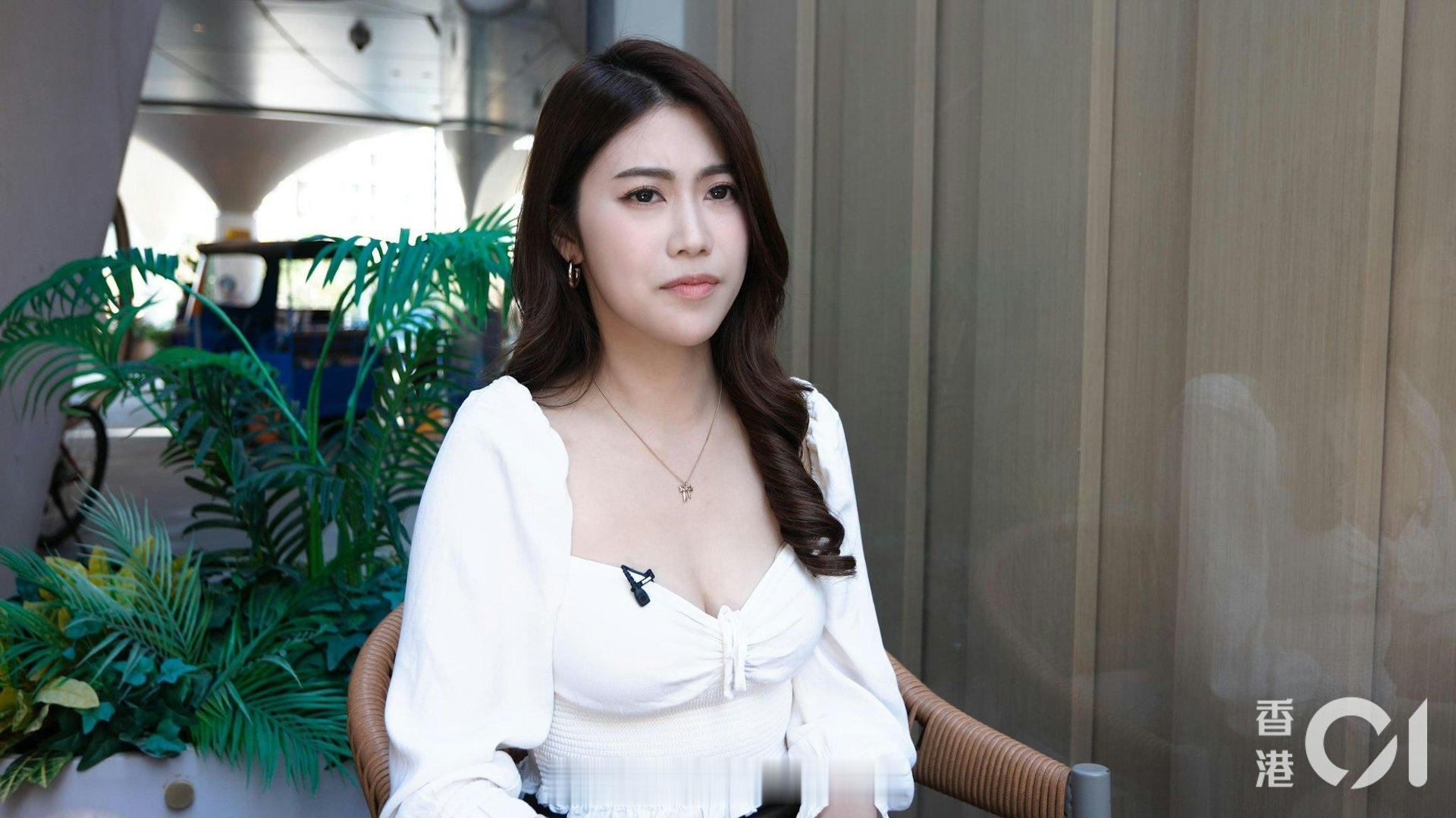 香港01：专访｜港姐钟翠诗入娱圈哭诉遭亲友指贪慕虚荣：说我是高档鸡现年26岁港姐