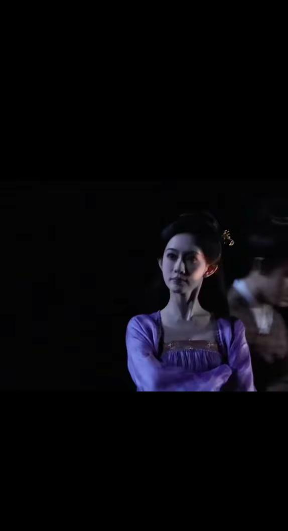 李昀锐给孟子义披外套，那一下，比剧本还真。剧组说正常互动，可观众心跳都乱了。