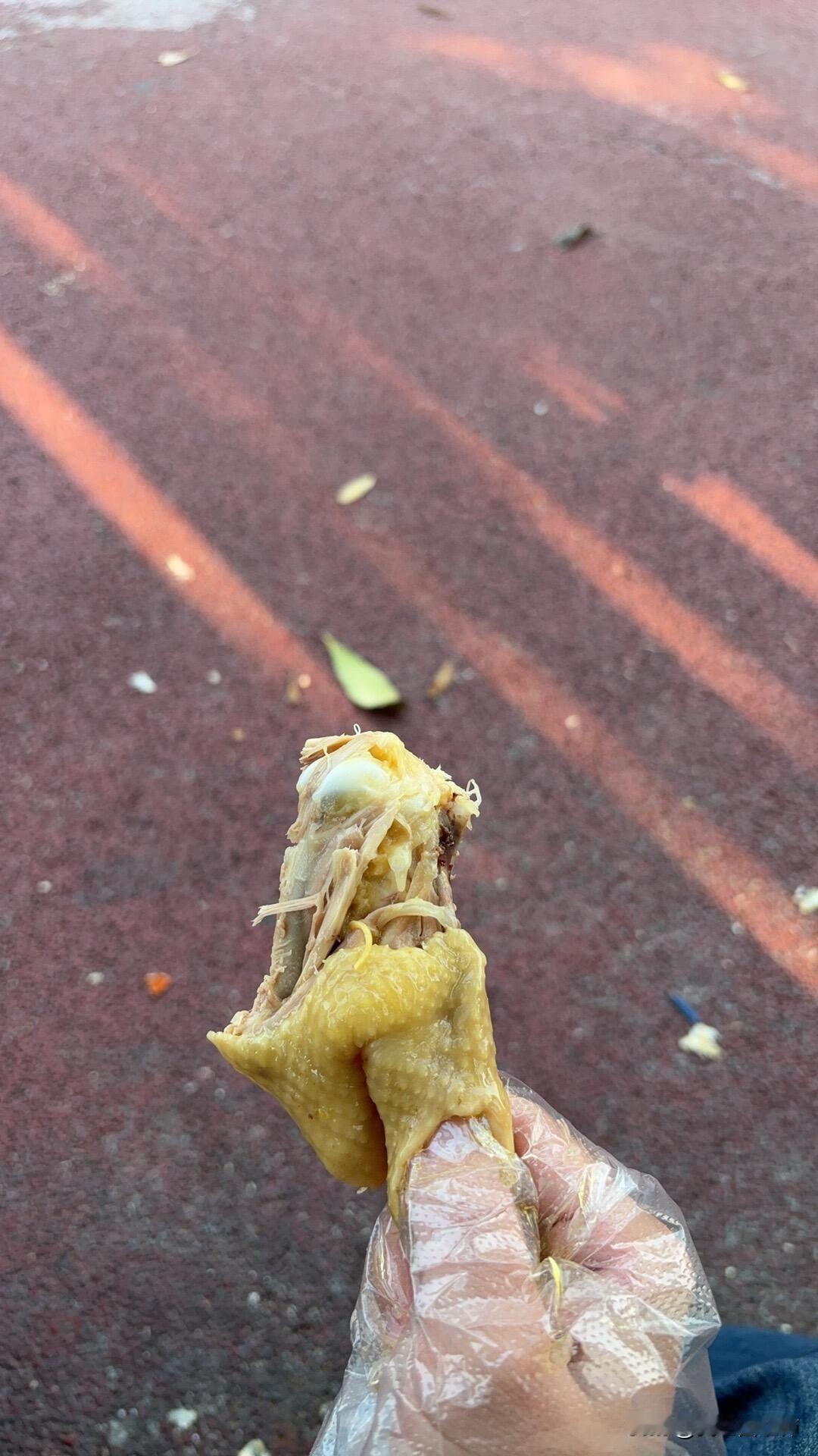 在饭桌上被亲戚教育说我变的硬气了大伯：当着我妈的面说自己工资有3000够花了，