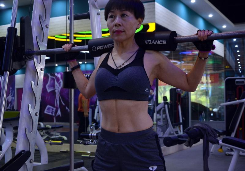 我有长期健身的习惯，这让我收获满满。长期健身的人，生理上，肌肉更发达，体脂低，心