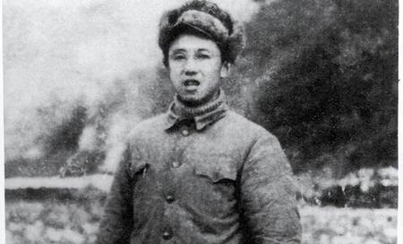 1939年，新四军追击汉奸的时候，无意间闯进了上海虹桥机场，看着停在草坪上的四架