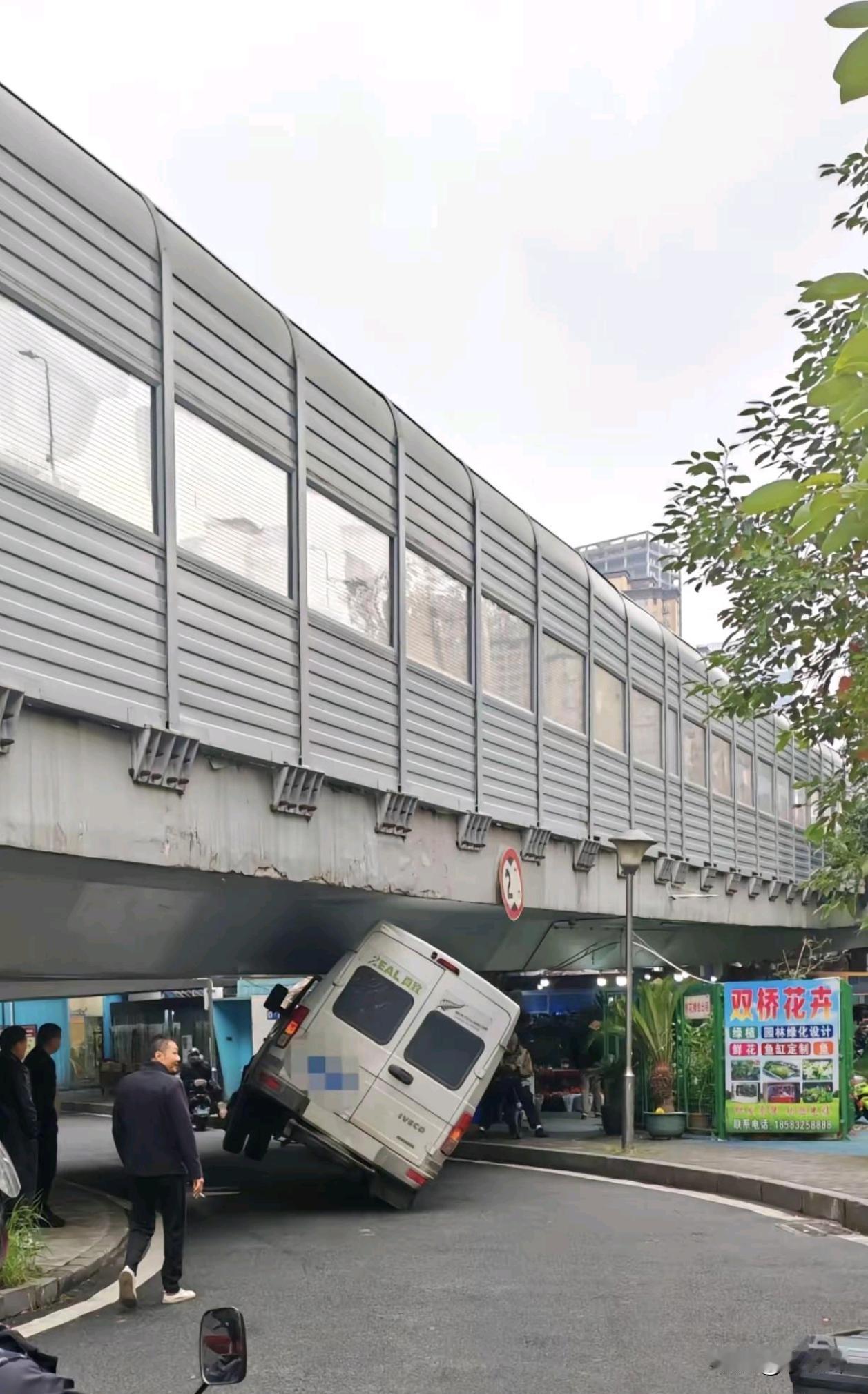 这桥也太低了吧，一般情况下来说这种车应该是不会撞的吧