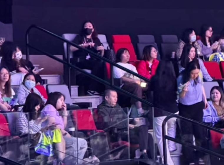 王楚钦爸爸现身比赛现场，观看儿子的比赛。相信王爸爸是来看儿子的，输赢是必