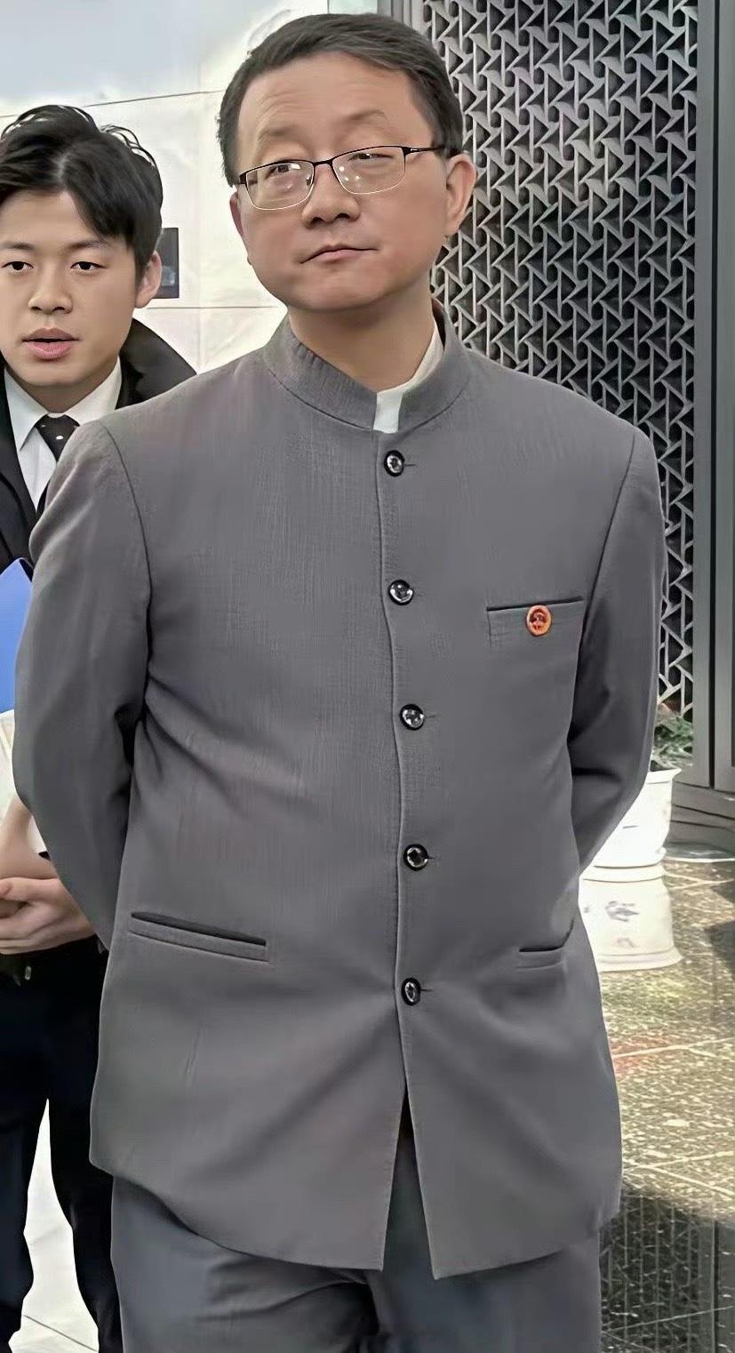 据说这件衣服的同款在平台卖得脱销。