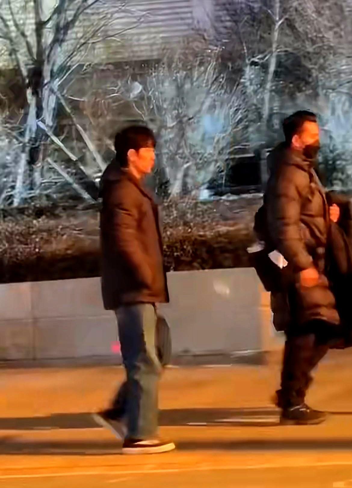 零下十几度，肖战直接把羽绒服甩给助理，自己穿着单衣在街上狂奔！这哥们儿……疯