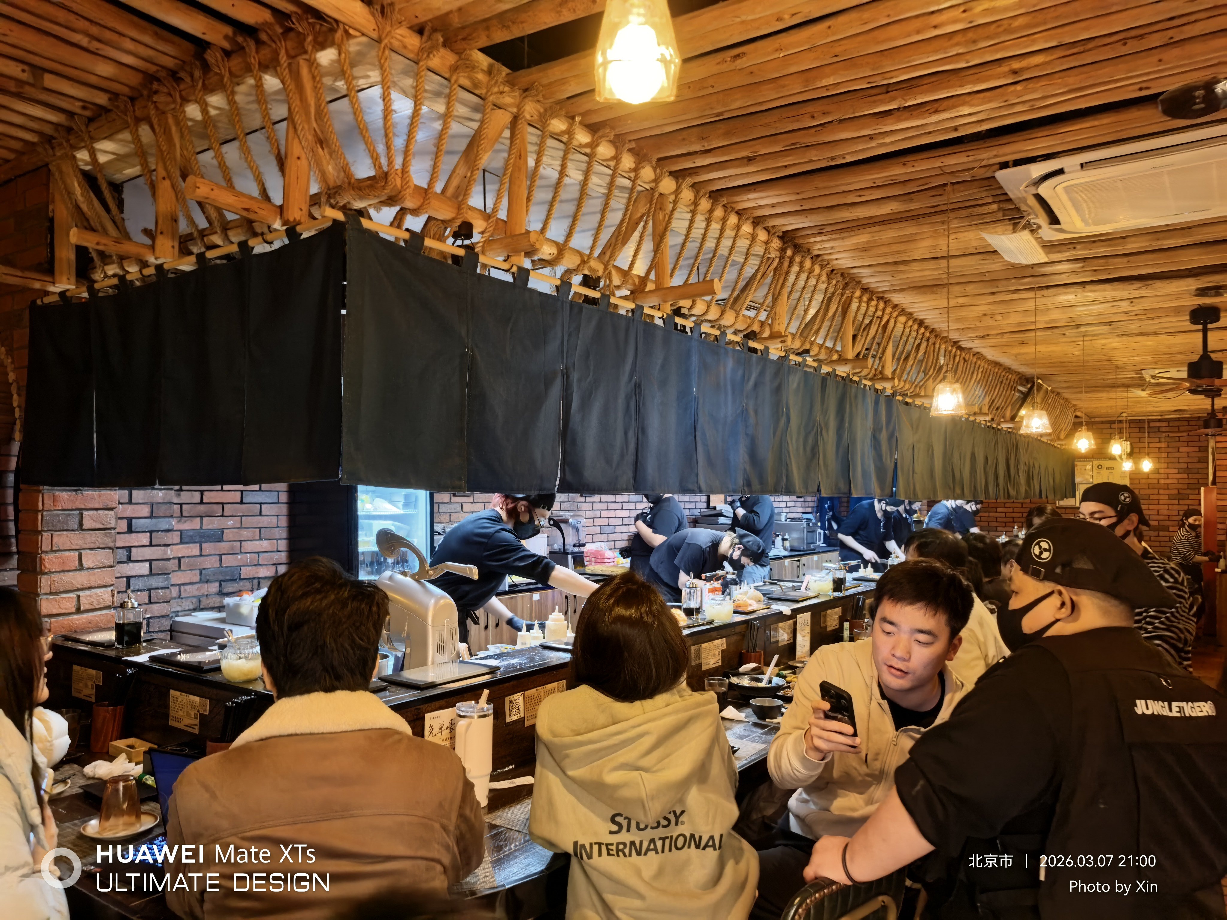 这是一个晚上9点的寿司店~而我，还在等位老霍随便聊北京·昊来了寿司(北京台湾街