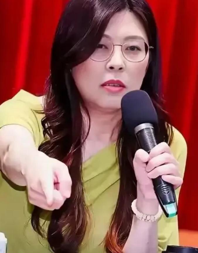 是虎也得趴着！郑丽文傅岷萁发话，卢秀燕再强，也拗不过大势卢秀燕以市长身份赴美待