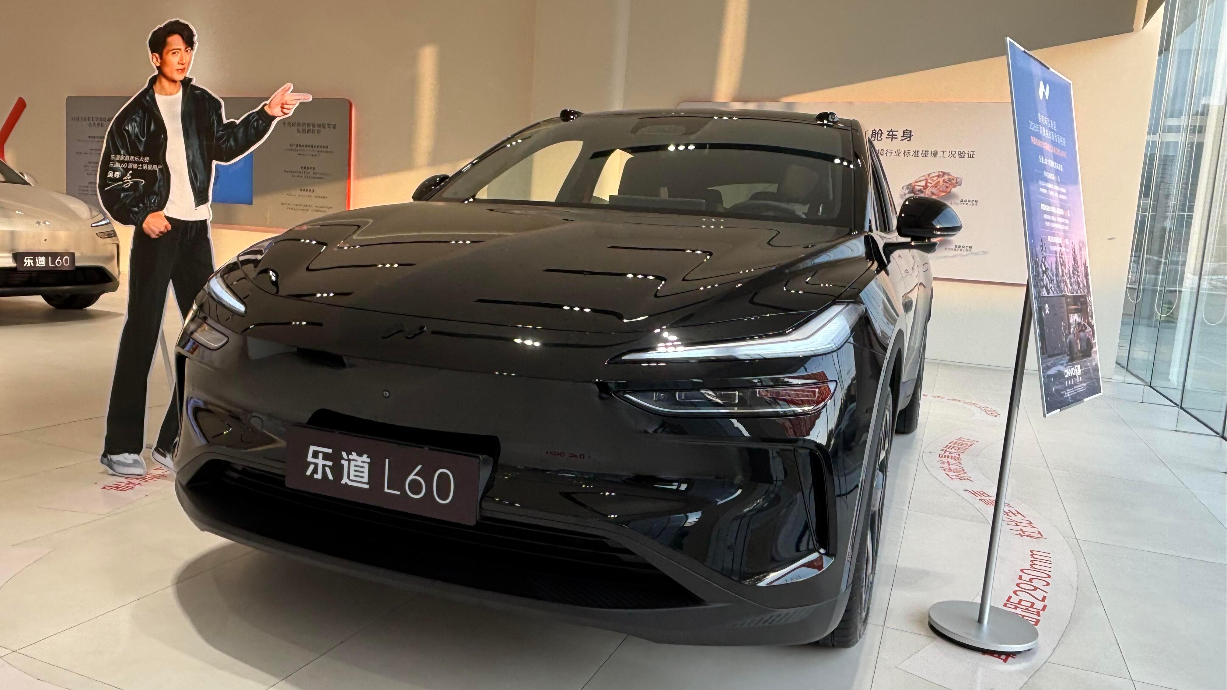 底盘调校得有点东西，过弯时侧倾控制得很好，开起来感觉车子很贴地，运动氛围营造得挺