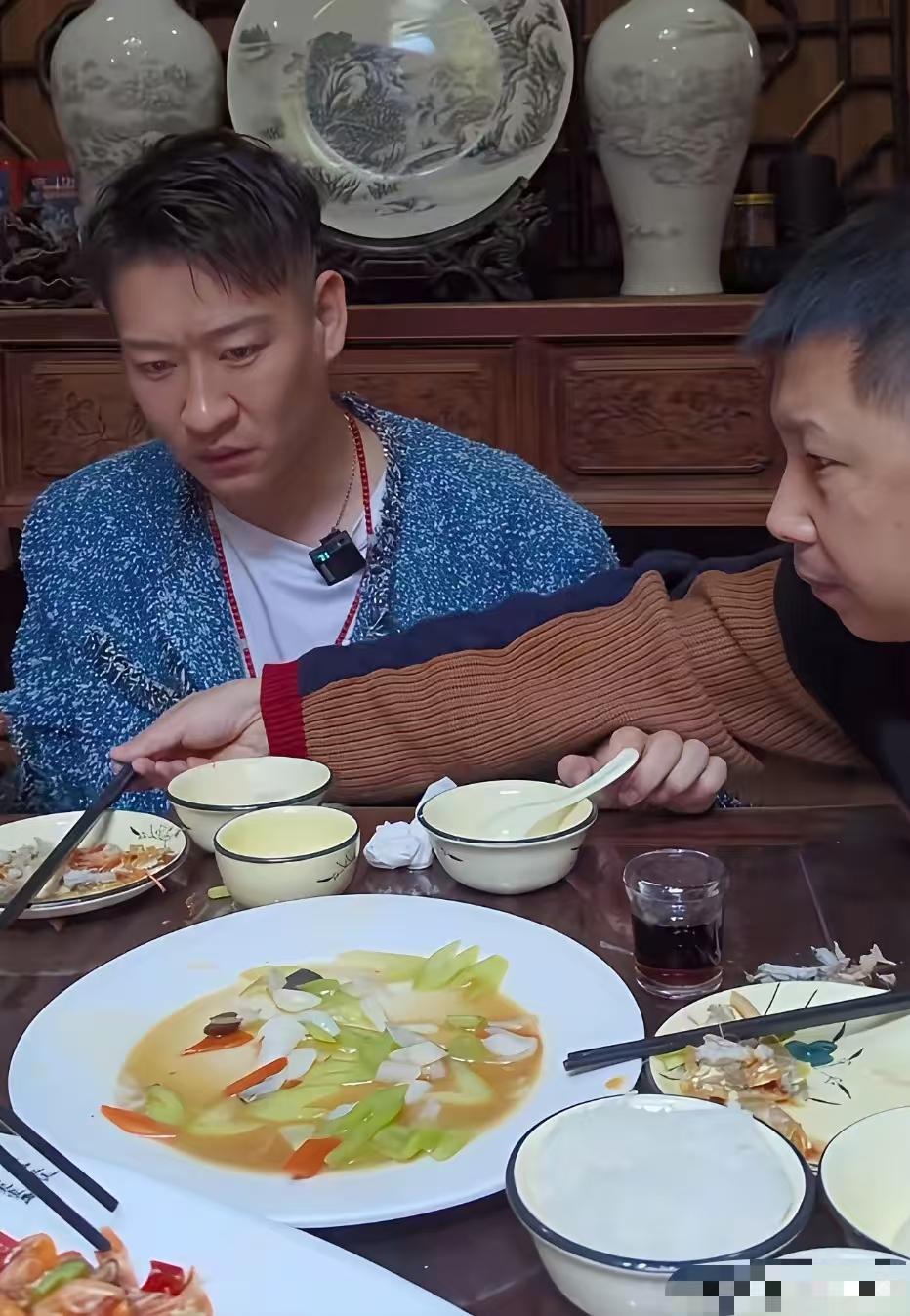 何云伟给曹云金夹菜，特别注意细节，曹云金是回民，不代表他就是穆斯林，也不代表他是