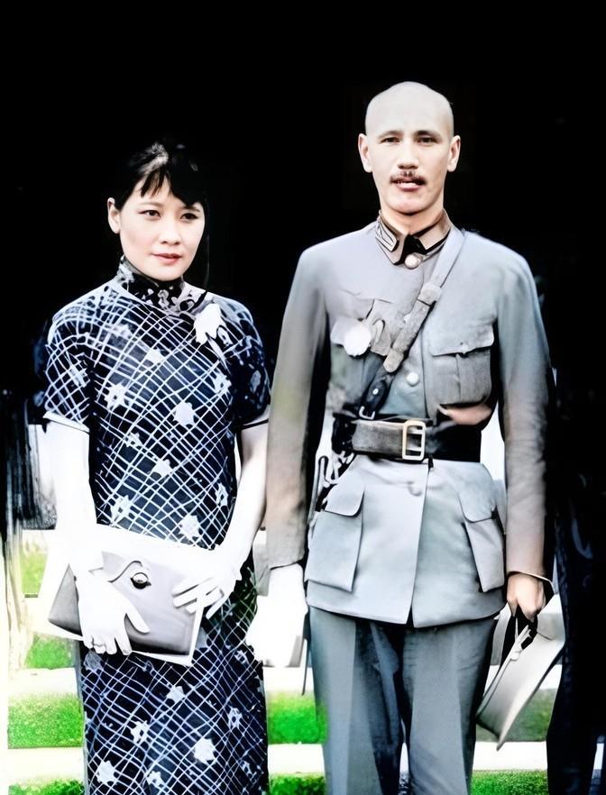 1931年，宋美龄随蒋介石为学员举行毕业典礼时，宋美龄被一位学生趁机摸手，蒋介石